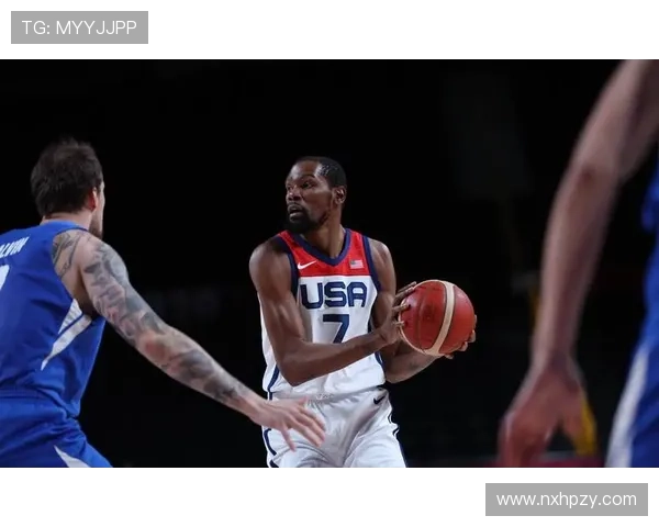 美国足球明星挑战篮球赛场展现全能运动员风采与激情对决